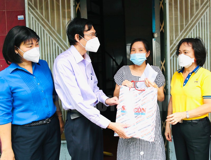 Presenting gift to 346 pregnant women in Ho Chi Minh City affected by COVID-19
